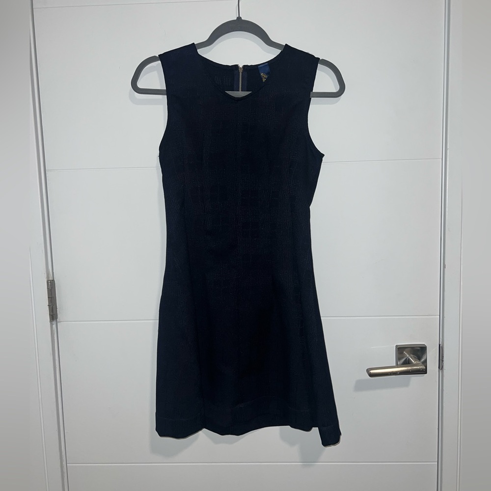 LIKE NEW Women's Navy Short Dress Classic Timeless Modern Sophisticated